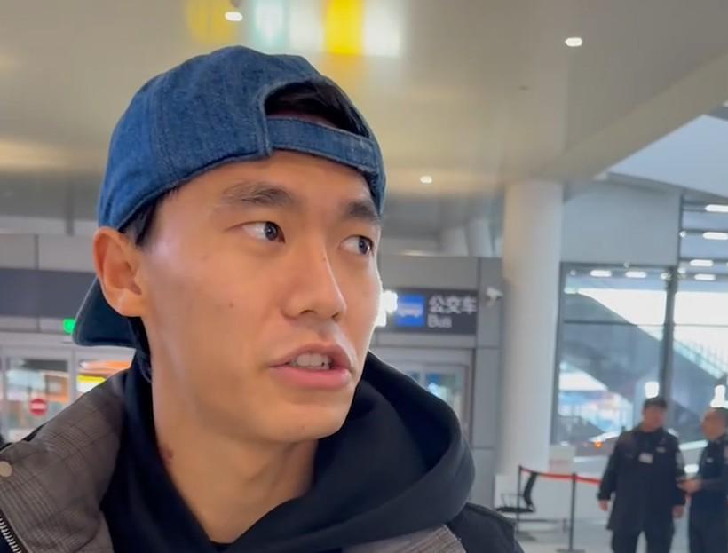 世界杯官方平台-胡荷韬：感谢球迷前来接机，因为有他们我们才更有动力